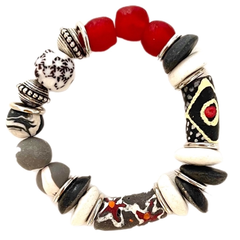 BRAND NEW ✨ Stunning bracelet of Ghana glass beads with marbleized clay.
